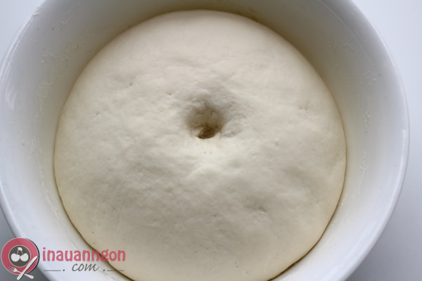 Kiểm tra tính đàn hồi, độ dính của bột trước khi nặn bánh