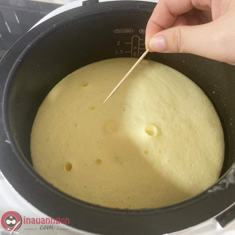 Cho bánh vào nồi rồi dùng tăm kiểm tra sau từ 30 - 40 phút nấu bánh