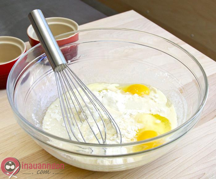 Cho hỗn hợp bột mì + bột bắp lược qua rây vào hỗn hợp trứng