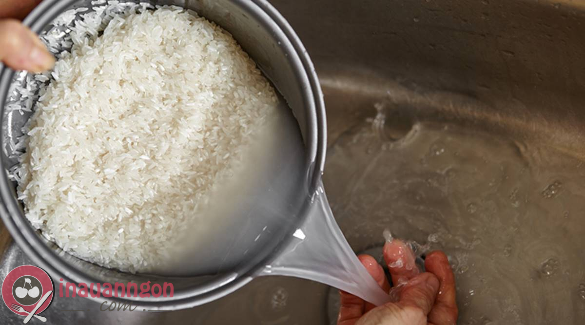 Rửa sạch gạo với nước và ngâm qua đêm cho mềm
