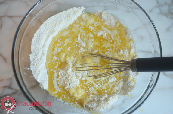 Trộn bột mì với trứng và nước cốt cam