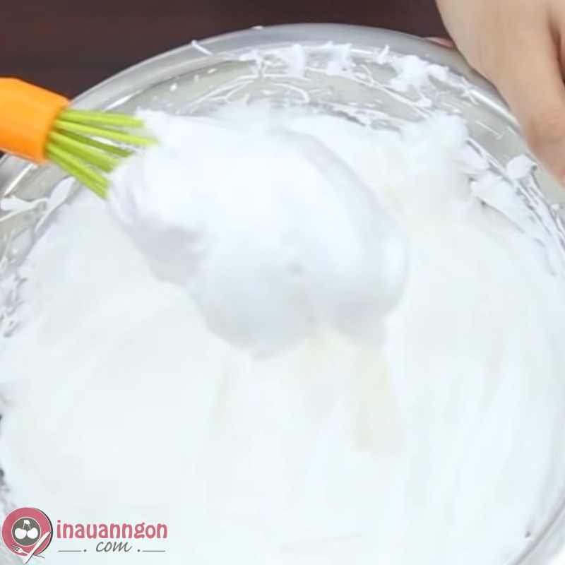 Thêm muối, bột Tartar vào lòng trắng trứng rồi đánh cho đến khi bông cứng