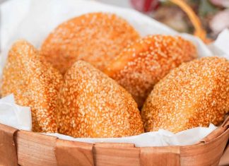 Chia sẻ cách làm bánh tiêu bằng bột nở vàng giòn, nở phồng ngon mê ly