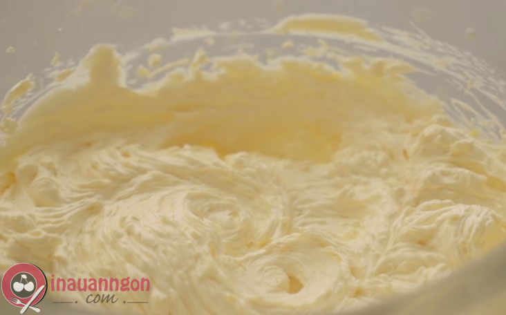 Dùng máy đánh trứng để đánh whipping cream đến khi bông cứng