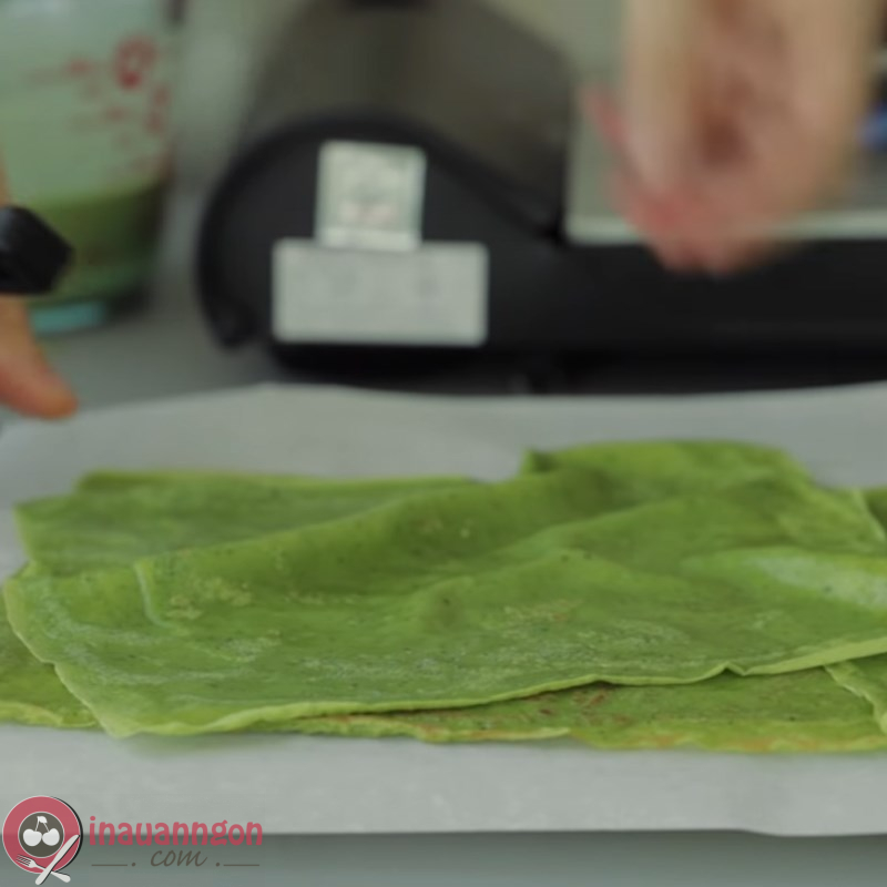 Sử dụng chảo chống dính cho cách làm bánh crepe trà xanh ngàn lớp này