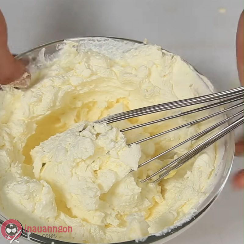 Với cách làm bánh crepe phô mai này, kem cần được đánh bông cứng 