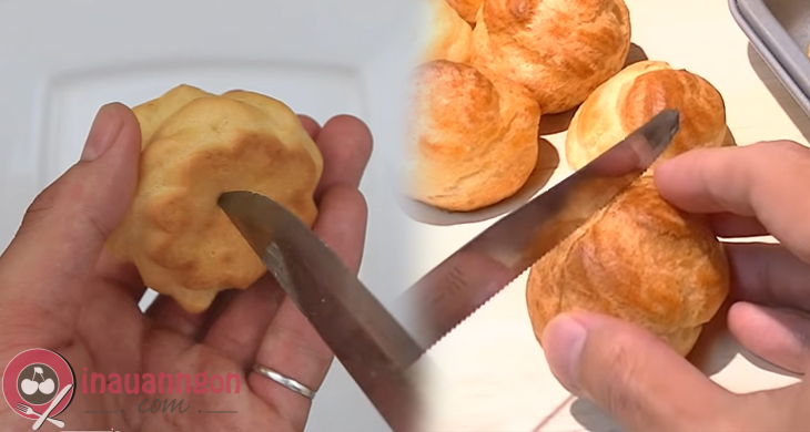 Dùng đũa chọc một lỗ ở phần đế bánh hoặc dao để cắt ngang phần thân nếu bạn muốn cho nhiều kem hơn