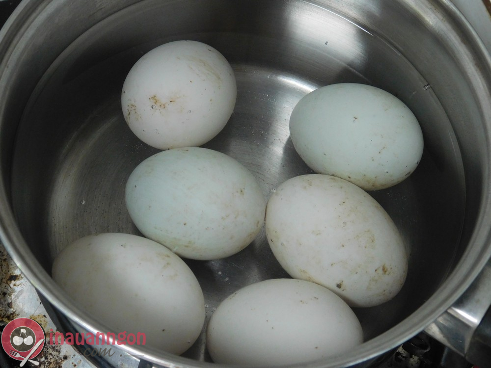 Luộc trứng chín và bóc vỏ