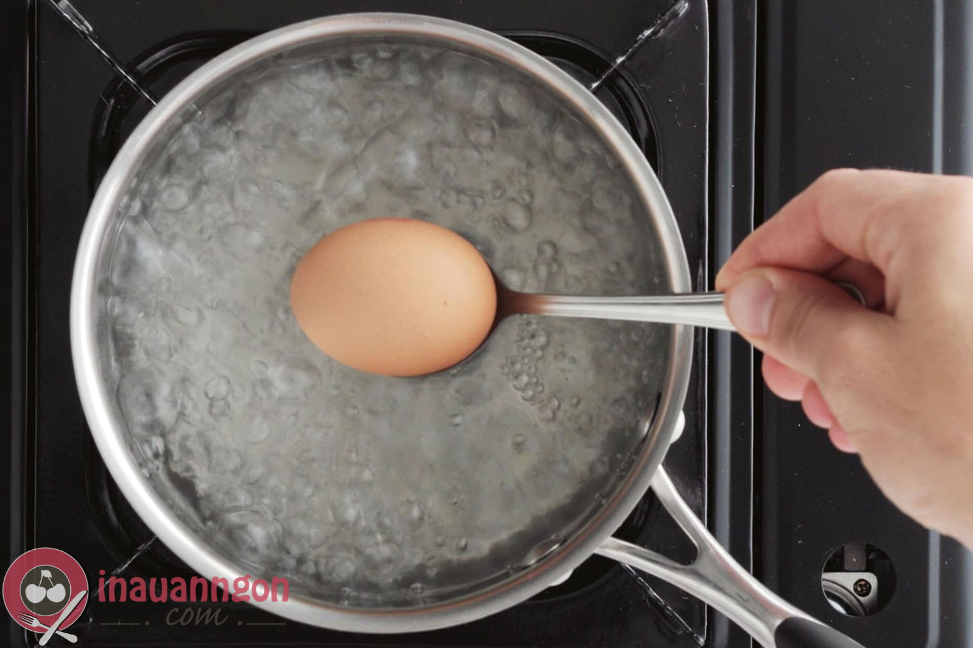 Cho trứng vào nồi đúng cách