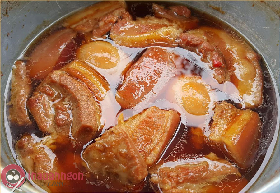 Nấu thịt kho trứng lửa liu riu để thịt chín mềm, thấm đều gia vị
