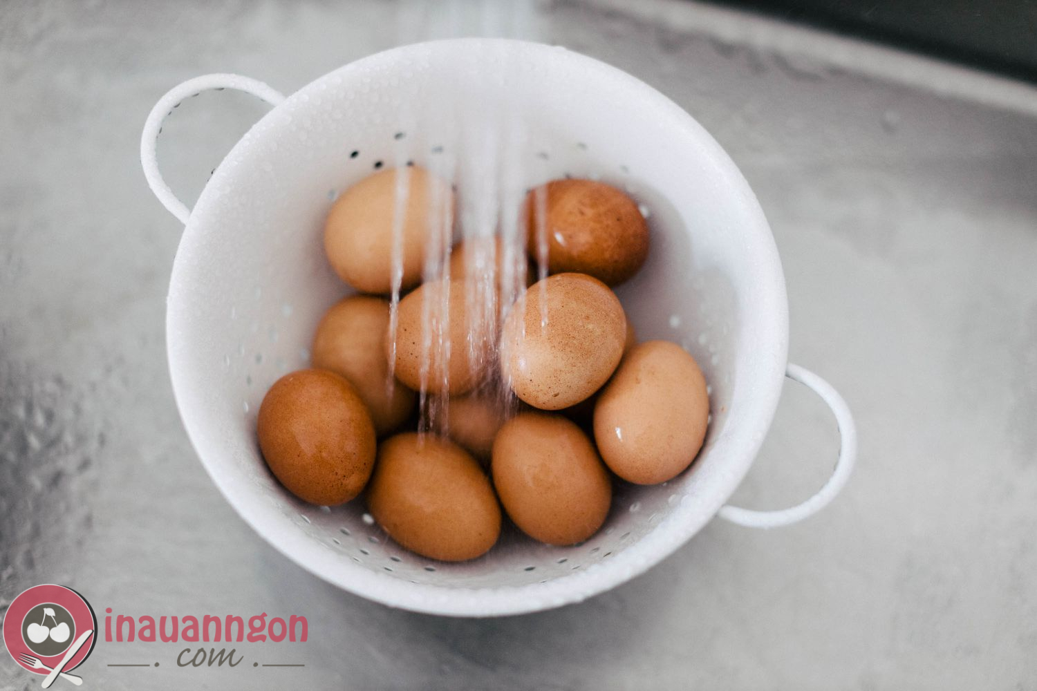 Làm nguội trứng bằng cách cho vào tô nước lạnh 