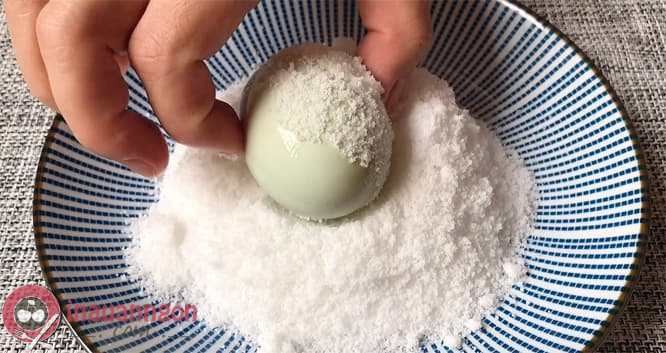Bọc trứng với muối và màng thực phẩm, ủ trong 20 - 24 ngày