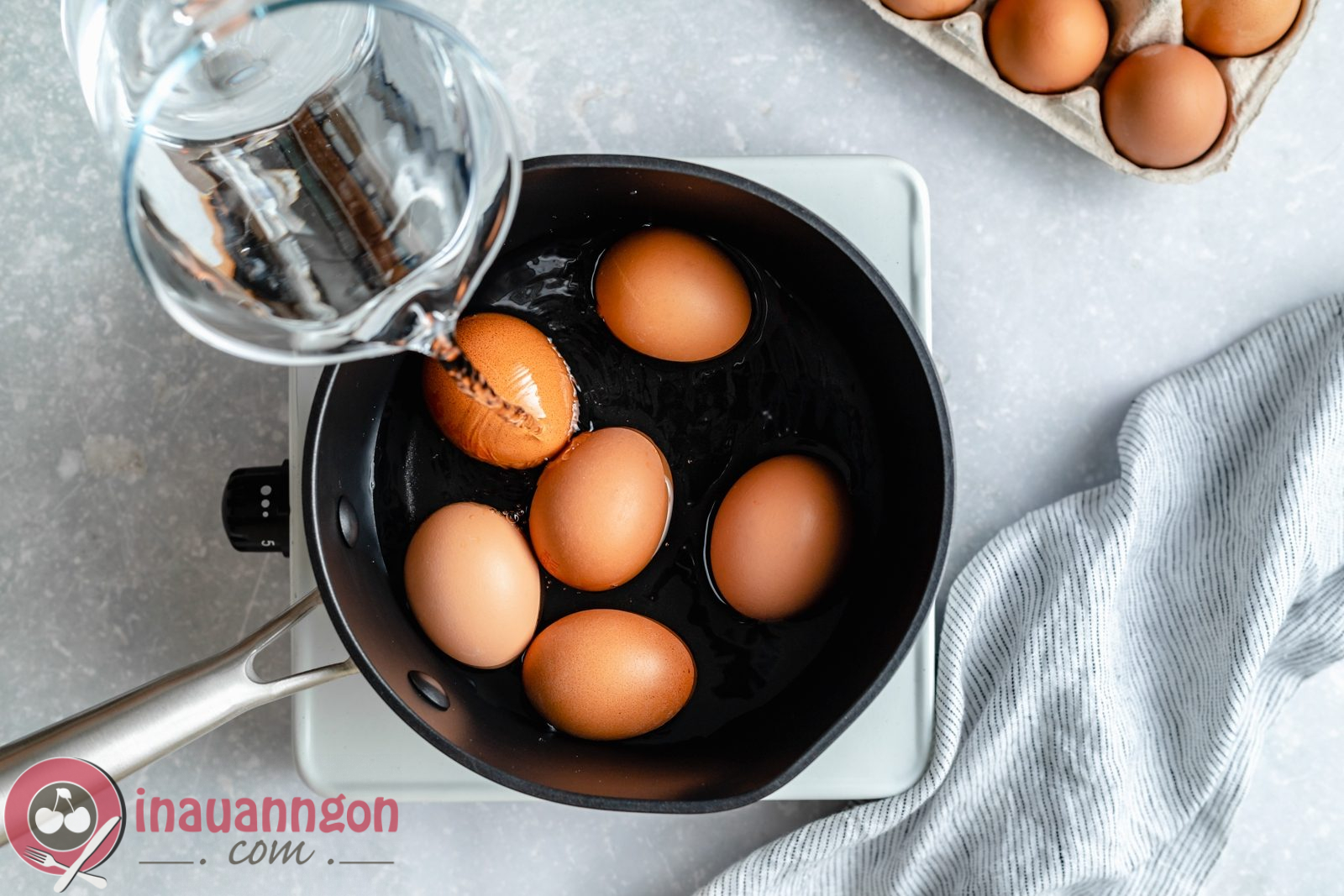Khi luộc trứng chỉ nên đổ ít nước để tiết kiệm thời gian