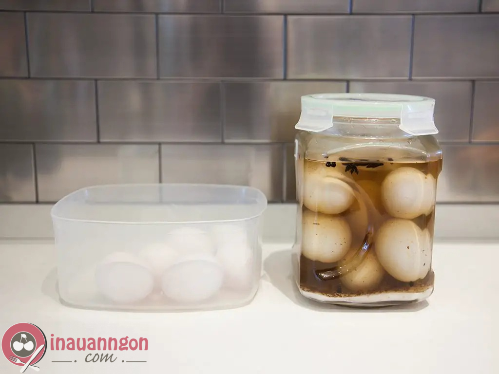 Tiến hành ngâm trứng trong nước muối trong 4 tuần