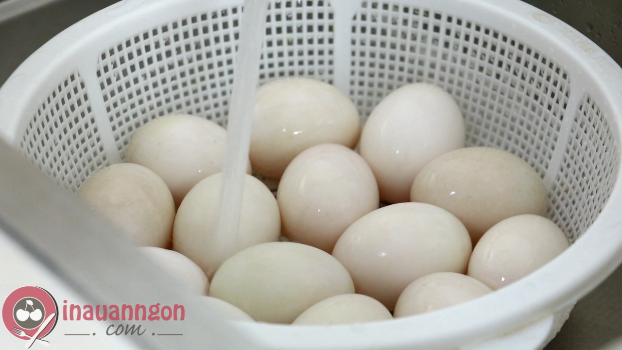 Làm sạch trứng vịt, để cho khô ráo trước khi sơ chế