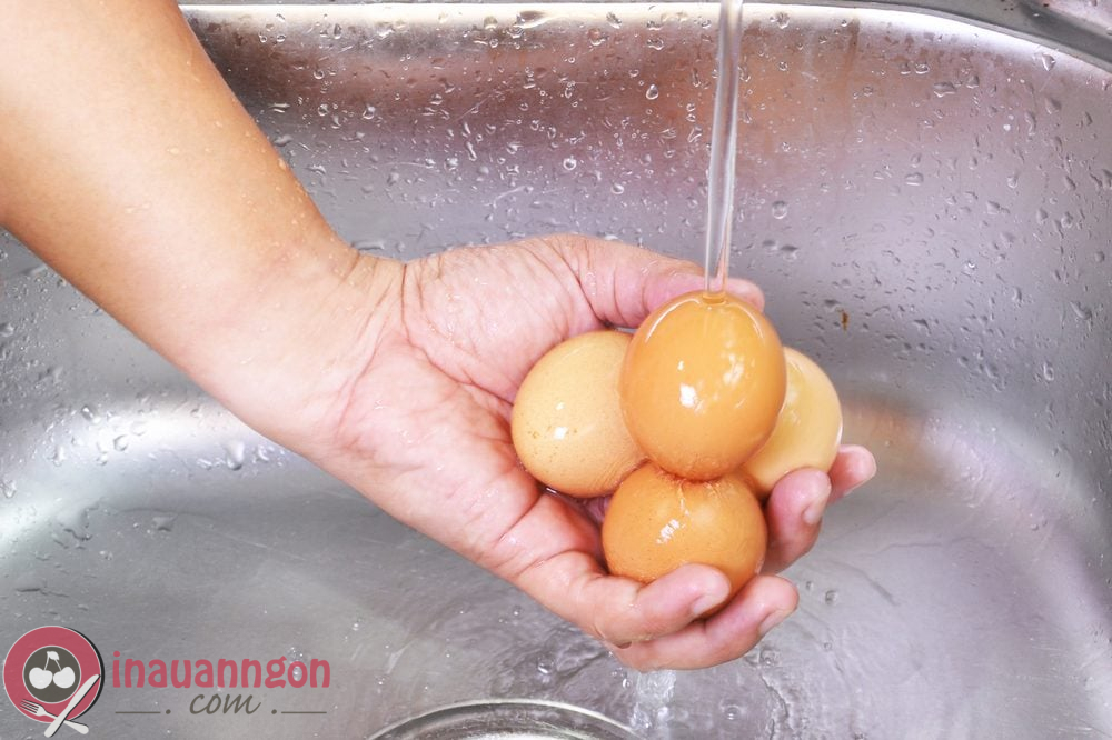 Rửa sạch bụi bẩn bám trên vỏ trứng 