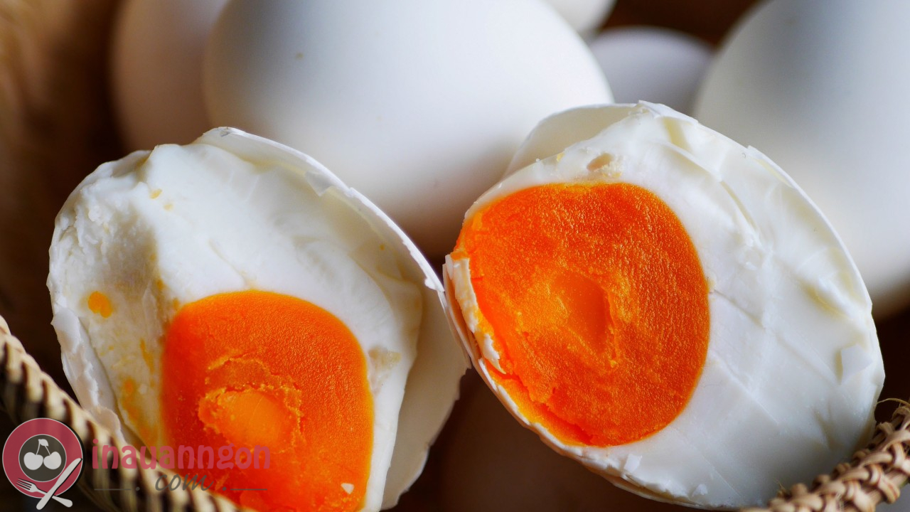 Trứng muối có lòng đỏ màu cam óng ánh