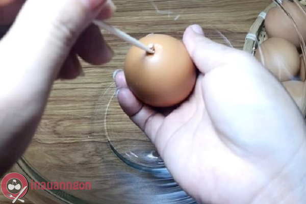 Dùng đũa để chọc thủng một lỗ nhỏ phía đầu quả trứng
