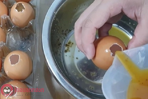 Dùng cốc có phễu nhỏ để cho hỗn hợp vào lại vỏ trứng