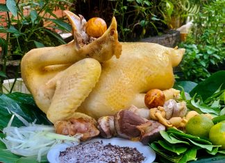 Bí quyết làm gà luộc nguyên con vàng ươm, không bị nứt da