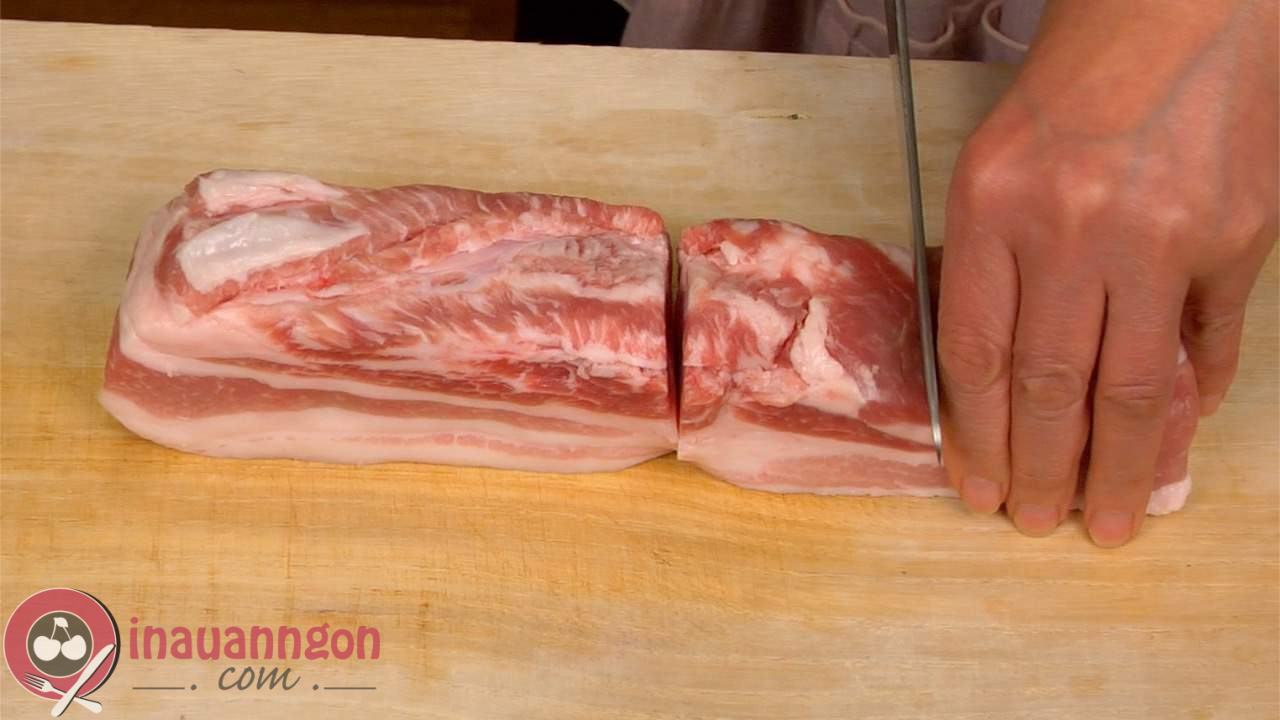 Cắt thịt thành miếng vuông có kích thước cạnh 4 - 5cm 