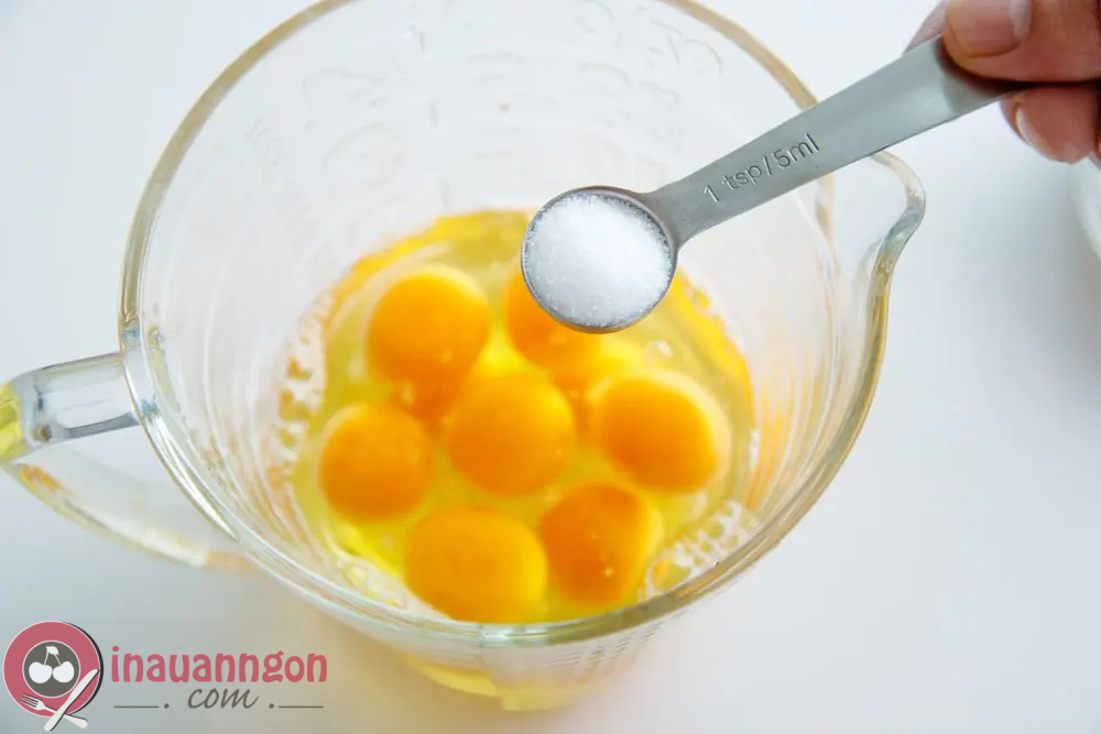 Đập trứng vào tô