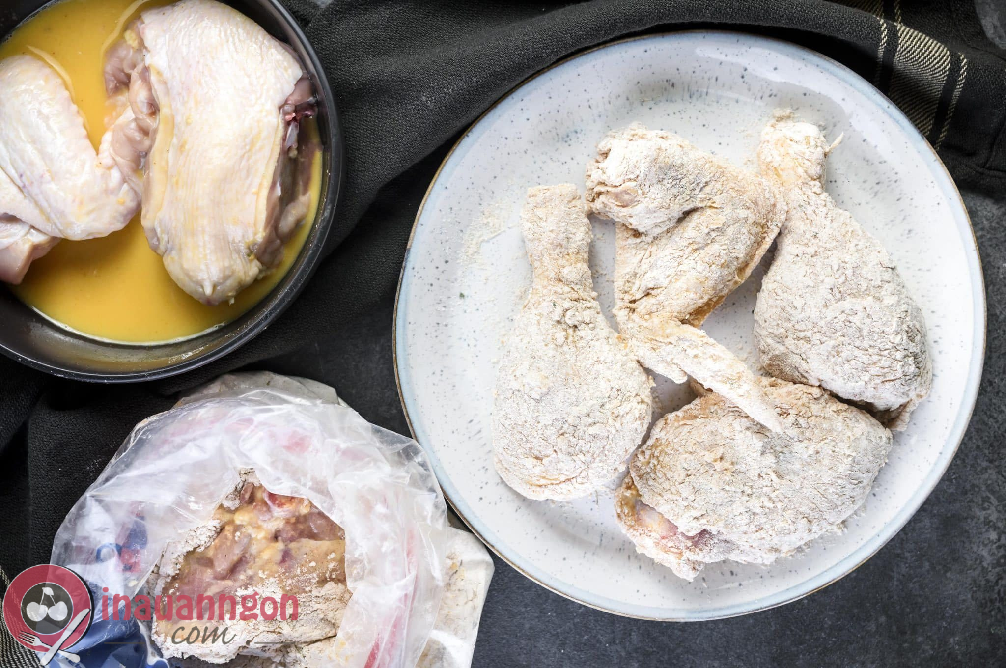 Lăn gà qua bột chiên giòn sao cho bột bám nhiều nhất có thể lên gà 