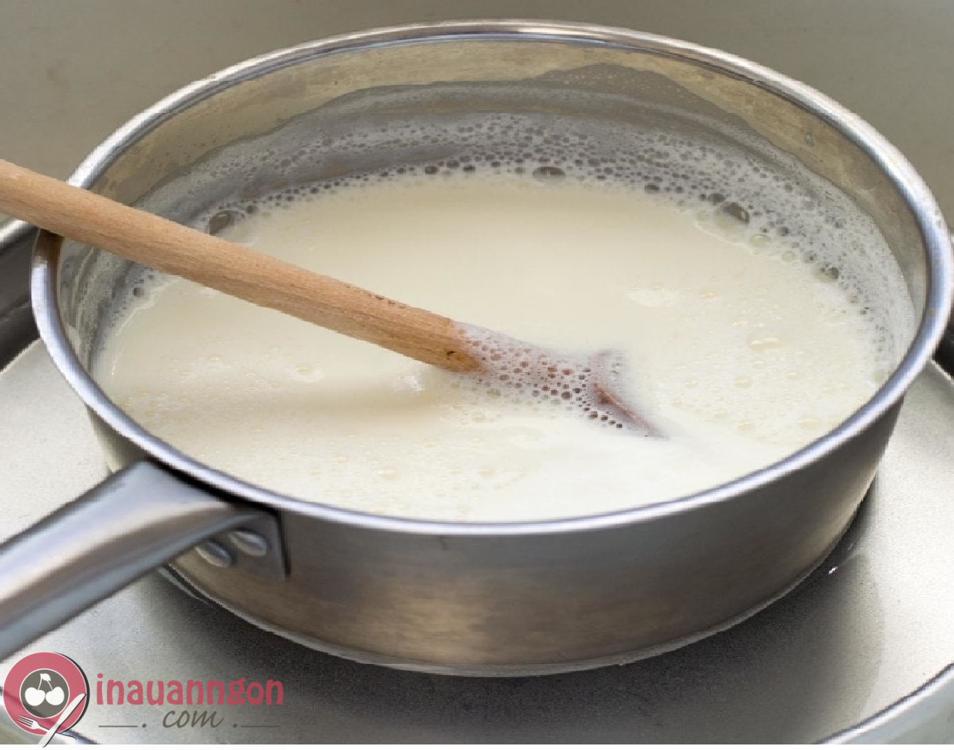 Nấu hỗn hợp sữa cho ấm trước khi cho men cái vào 