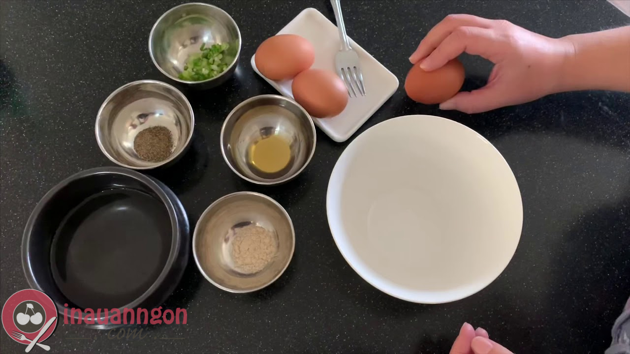 Chuẩn bị nguyên liệu để làm trứng hấp
