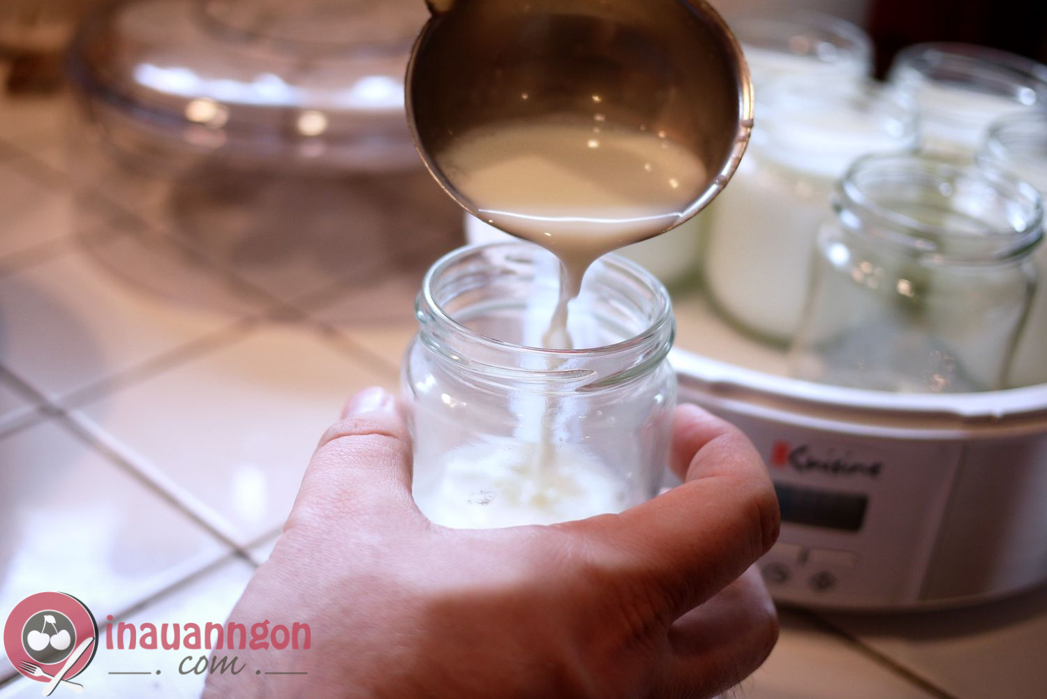 Rót sữa chua vào chai và mang đi ủ trong 6 - 8 tiếng