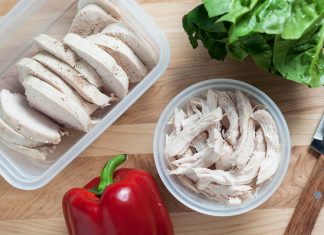 Bật mí cách làm ức gà luộc nhanh chín, mềm, không bị khô