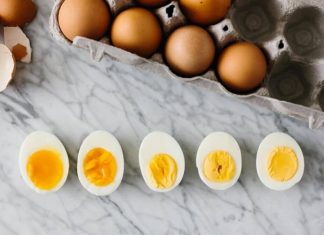 Luộc trứng cút bao nhiêu phút? Mẹo luộc trứng hồng đào, trứng cút lộn, cách bóc vỏ trứng nhanh