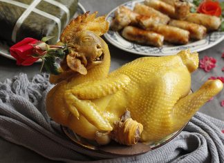 Hướng dẫn cách luộc gà cúng tạo dáng đẹp, da vàng ươm bày mâm cỗ