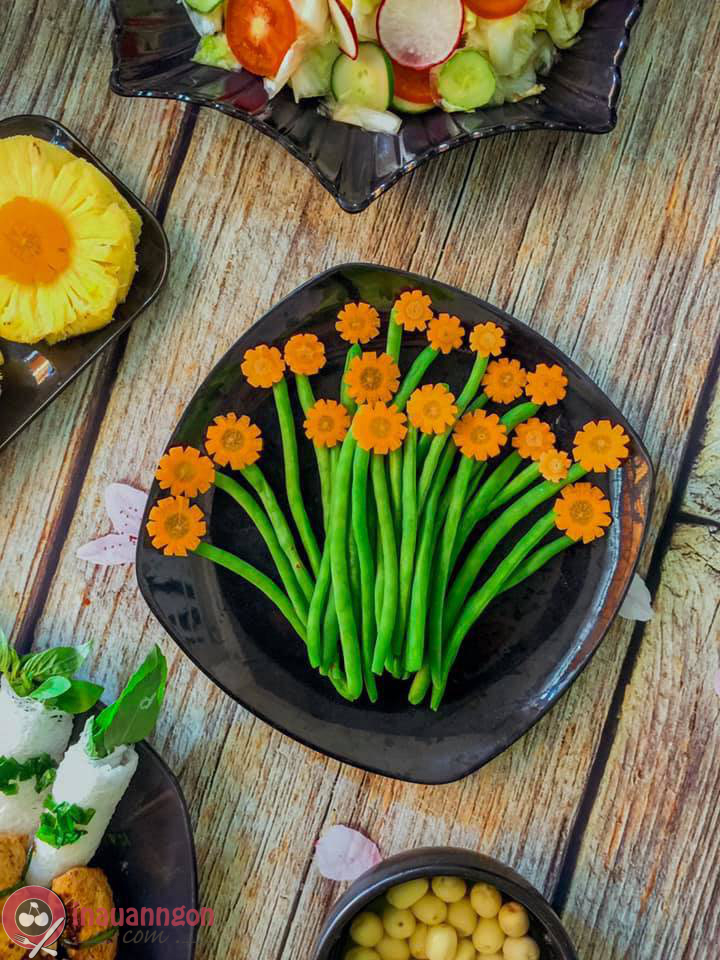Đậu ve luộc xếp hình hoa cùng với cà rốt rất ấn tượng