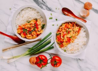 Hướng dẫn làm trứng xào cà chua đơn giản cho bữa cơm gia đình