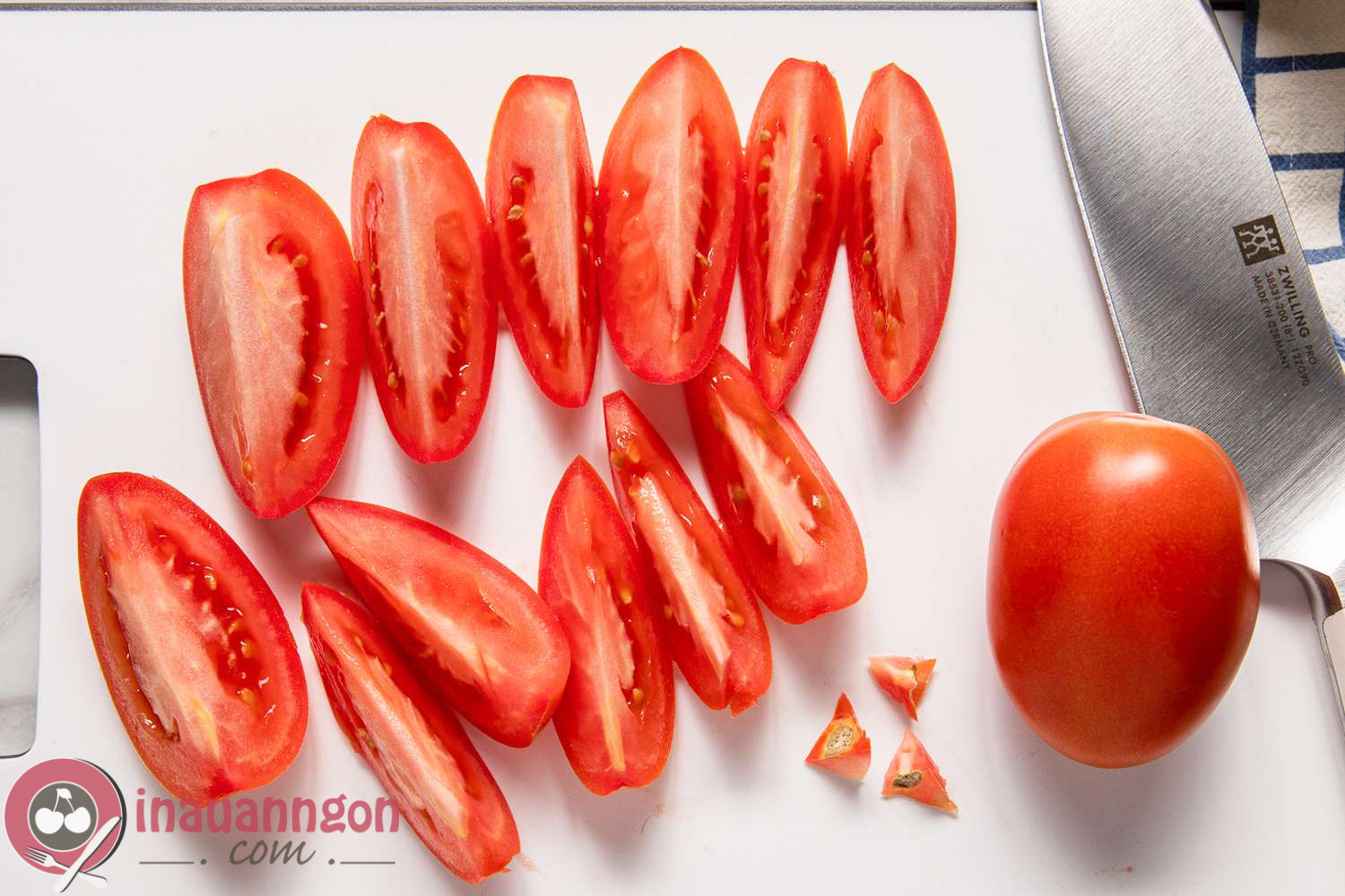 Cà chua rửa sạch và cắt hình múi cau 
