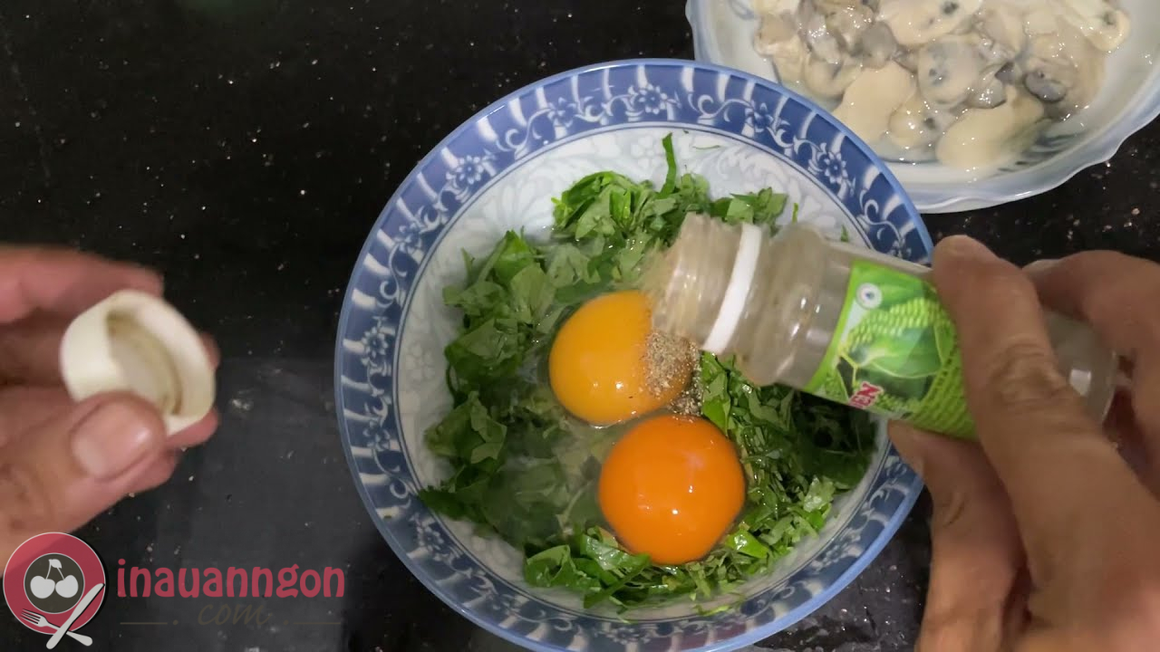 Đánh trứng cùng hàu, lá lốt và gia vị để hòa quyện với nhau 