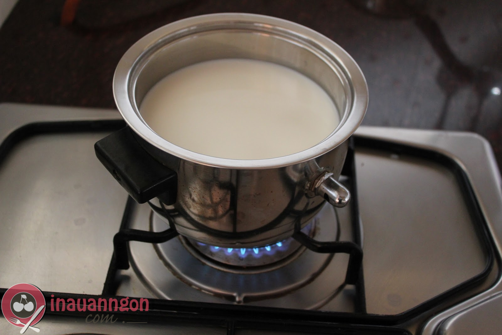 Làm nóng sữa tươi để giúp men hoạt động tốt