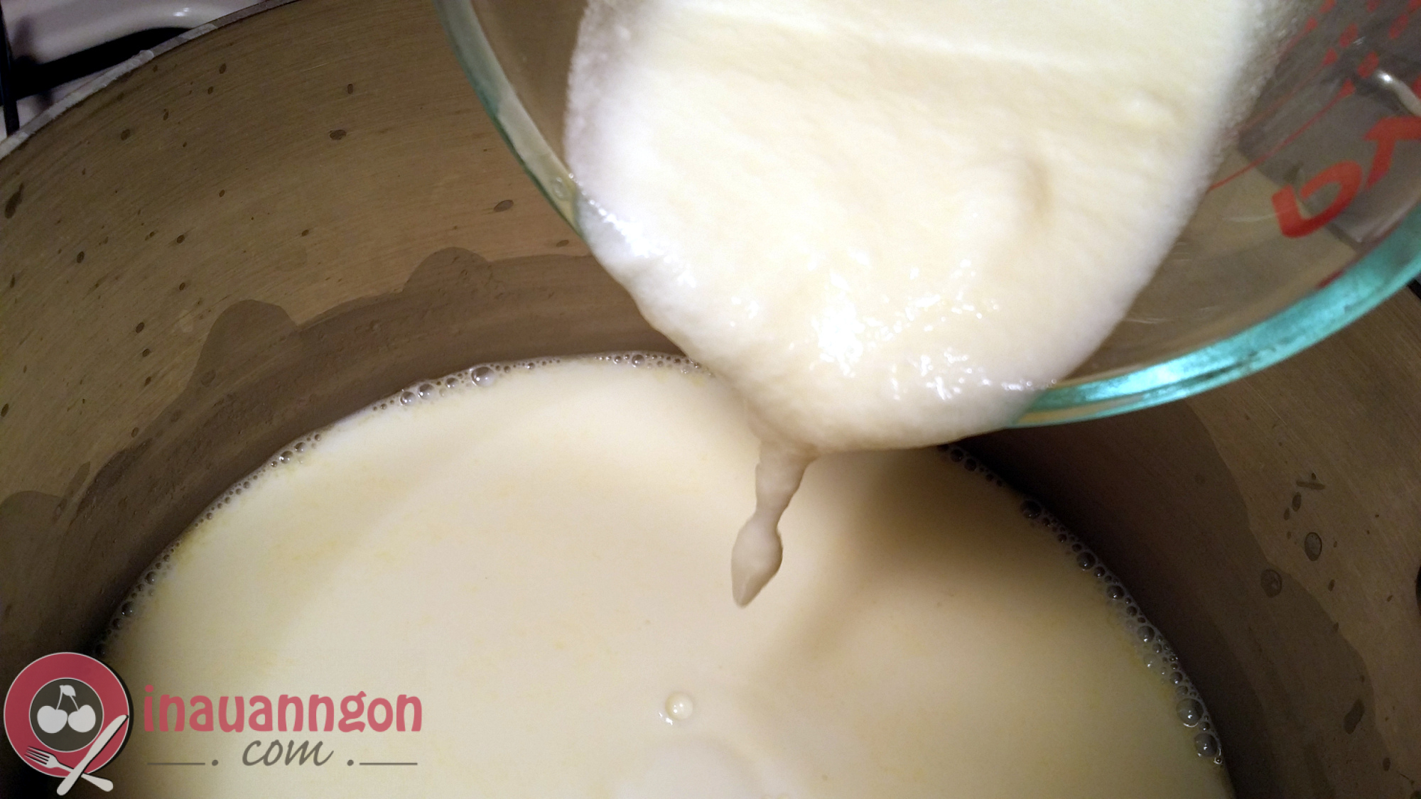 Làm hỗn hợp sữa chua cái, chú ý trộn thật đều để nguyên liệu hòa quyện với nhau