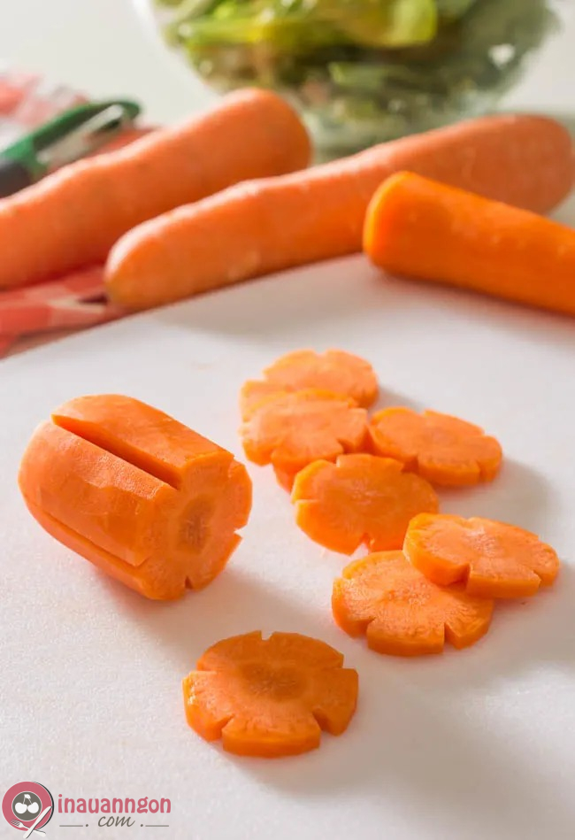 Cắt cà rốt thành từng lát mỏng, vừa ăn