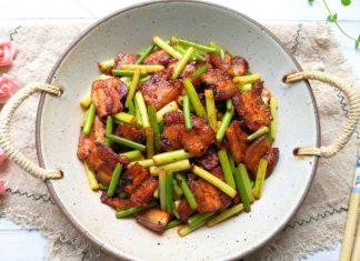 Đậm đà khó quên với món thịt lợn xào tỏi ngon bá cháy