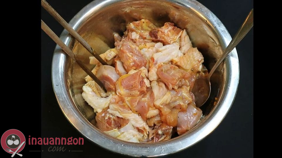 Ướp phần thịt gà cho ngấm gia vị trước khi rang muối 