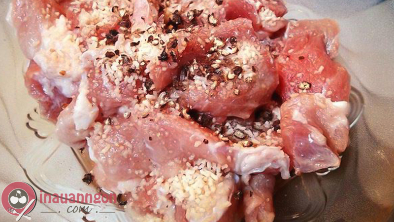 Ướp thịt lợn với gia vị cho thấm trước khi chế biến 