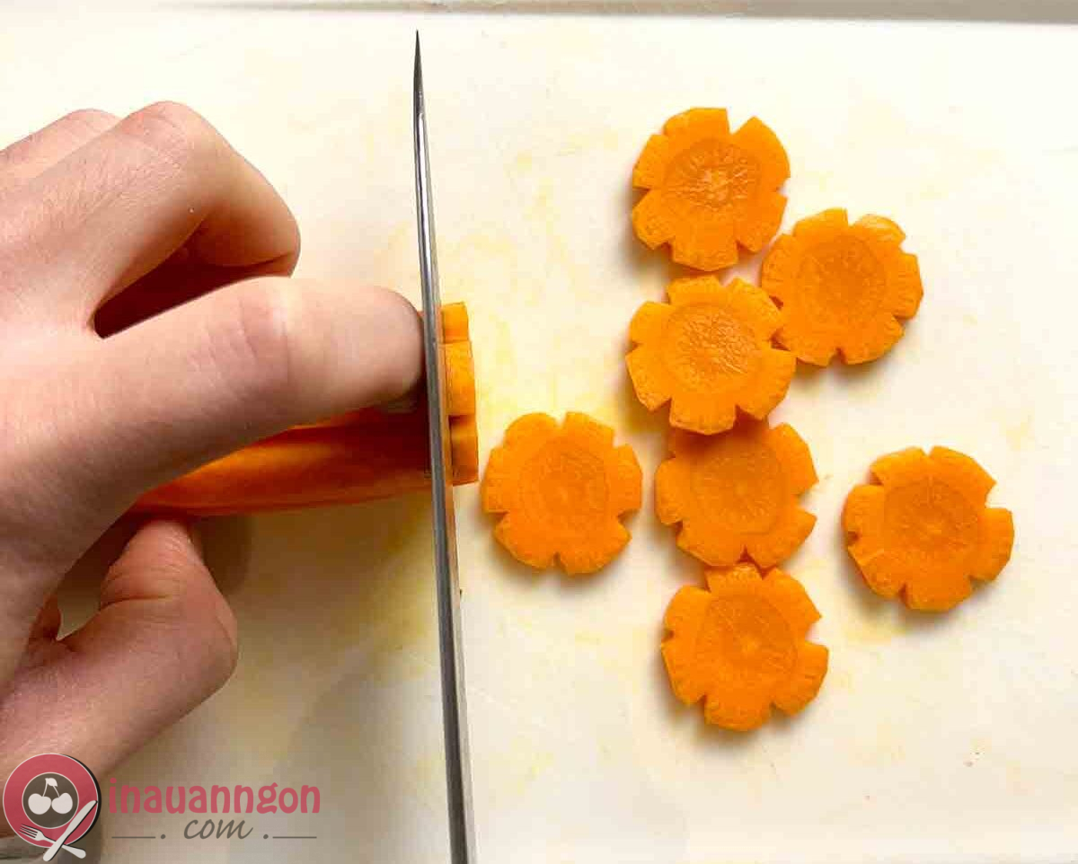 Cà rốt cắt tỉa hình hoa rồi thái lát mỏng 