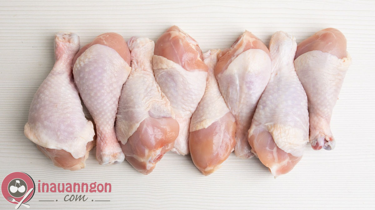 Chọn thịt gà tươi ngon, đảm bảo chất lượng để làm món gà chiên KFC