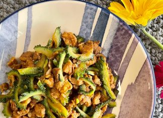 Tự làm khổ qua xào thịt heo thơm ngon mời cả nhà thưởng thức