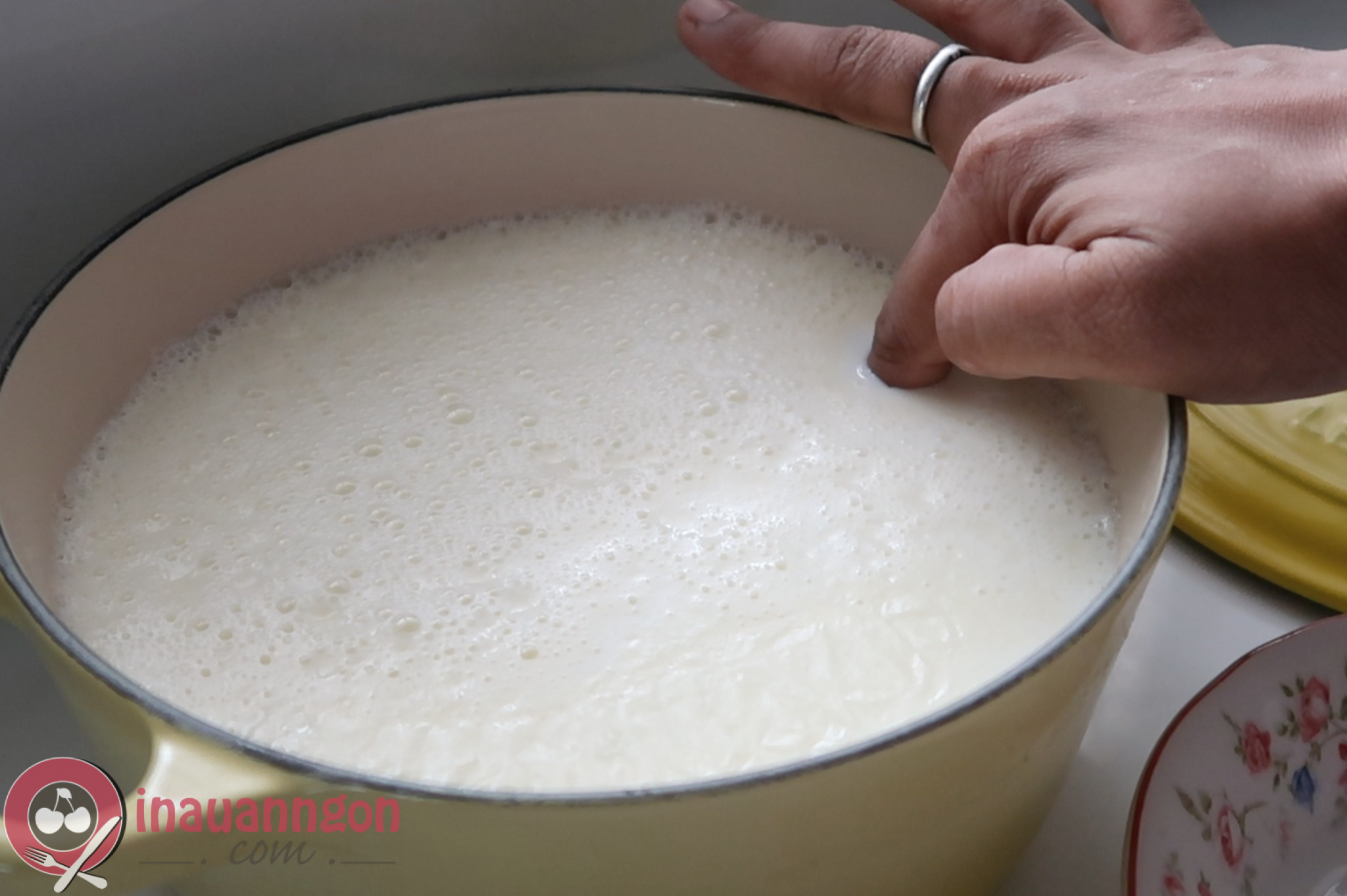 Hỗn hợp sữa sau khi nấu để nguội bớt về nhiệt độ 40 - 50 độ C là được 