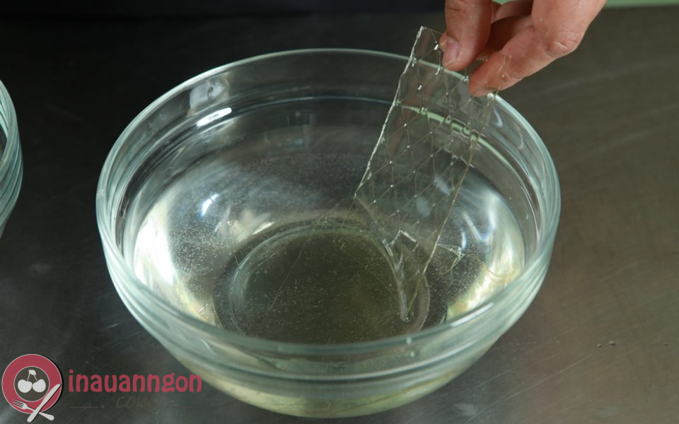 Ngâm gel gelatin trong nước cho nở 