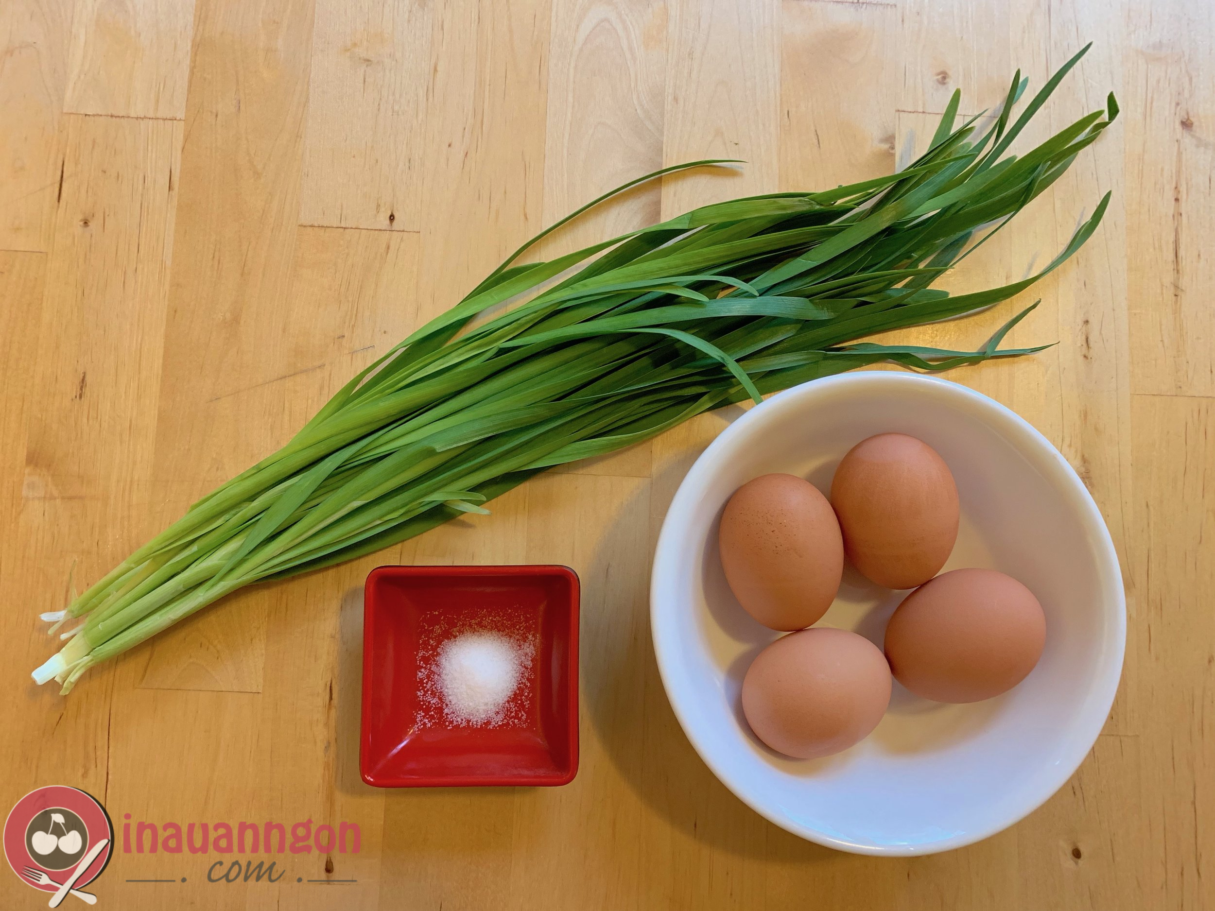 Nguyên liệu làm trứng chiên hẹ đơn giản, dễ chuẩn bị 