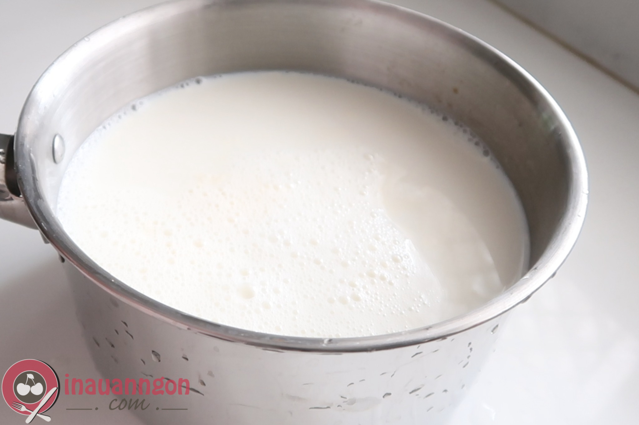 Pha hỗn hợp sữa gồm sữa tươi và sữa đặc 